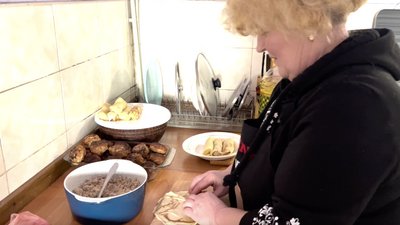 Волонтерка готує страву, яку найчастіше обирають військові Волонтерка готує страву, яку найчастіше обирають військові