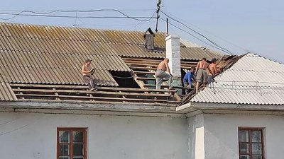 Жителям деокупованої Осокорівки Херсонської області потрібна допомога з ремонтом дахів у зруйнованих обстрілами будинках