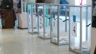 Бюлетені, кабінки, маски. Як на дільницях Дніпра готуються до другого туру виборів міського голови