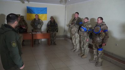 Зеленський спілкується з військовими Зеленський спілкується з військовими