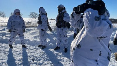 "Коли не вмієш володіти зброєю, ти – проблема". Командир відділення снайперів розповів про навчання бійців на Сумщині