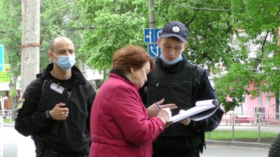 Зрубали дерева, щоб побудувати автостоянку: херсонці протестують проти дій підприємців Зрубали дерева, щоб побудувати автостоянку: херсонці протестують проти дій підприємців