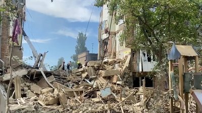 Зруйнований під'їзд в будинку в Шевченківському районі. Київ, 8 липня 2024 року