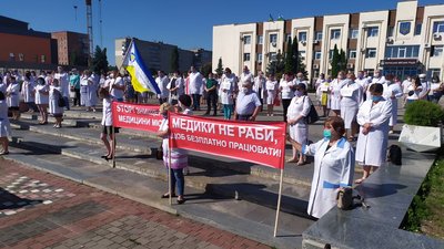Протест медиків на Рівненщині: мер пояснив, звідки взяли гроші на зарплату