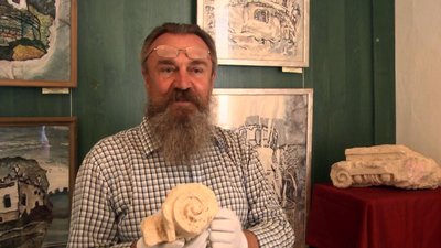 Нову знахідку порівняли з колонами, що знайдені раніше на відповідність розмірам. Фото: Суспільне Нову знахідку порівняли з колонами, що знайдені раніше на відповідність розмірам. Фото: Суспільне