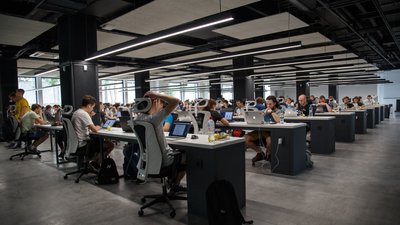 Замість родини та релігії. Як робота замінила нам життя і що з цим робити Замість родини та релігії. Як робота замінила нам життя і що з цим робити