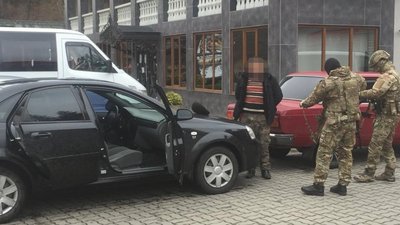 Працівника НПП «Синевир» затримали через підозру в незаконному збуті зброї