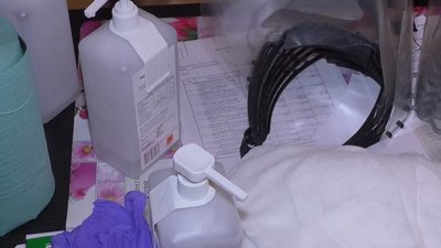 Захисні костюми, екранні щитки та дезинфікуючу стійку отримала Ужгородська райлікарня