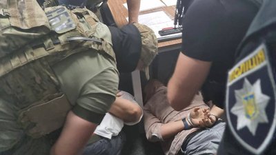 Вимагали 600 тисяч гривень "відкату" за допуск до проєкту. Затримали двох посадовців "Київпастрансу" Вимагали 600 тисяч гривень "відкату" за допуск до проєкту. Затримали двох посадовців "Київпастрансу"