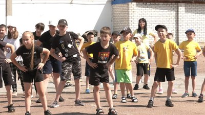 Руханка та естафети: у літньому таборі одного із житомирських ліцеїв
провели спортивний день Руханка та естафети: у літньому таборі одного із житомирських ліцеїв
провели спортивний день