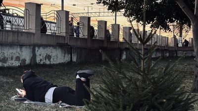 Люди під час евакуації з потяга