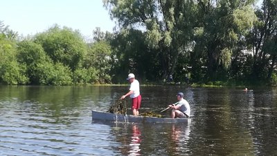 Люди чистили річку Люди чистили річку