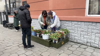 "Зміст Полтава" продавав квіти, щоб придбати обладнання для військових "Зміст Полтава" продавав квіти, щоб придбати обладнання для військових