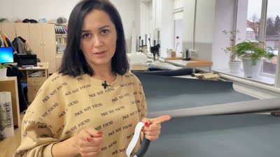У Прилуках волонтери роздають флікери школярам У Прилуках волонтери роздають флікери школярам