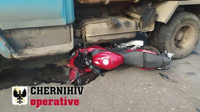 У Чернігові зіштовхнулися сміттєвоз і мотоцикл У Чернігові зіштовхнулися сміттєвоз і мотоцикл