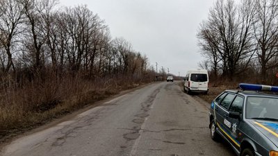 На Харківщині автомобіль на смерть збив двох людей. Винуватець втік
