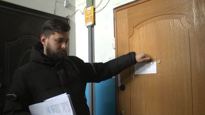 Навіть за рішенням суду комунальники не можуть потрапити до кватири лучанки, яка підтоплює сусідів