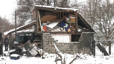 Забивають вікна плівкою та OSB-плитами: як чернігівці відновлюють житло вдруге після ракетної атаки росіян