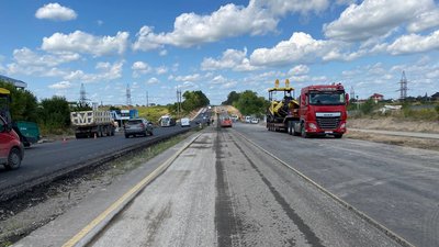 Біля Рівного переробляють частину нової дороги, де утворилась колійність