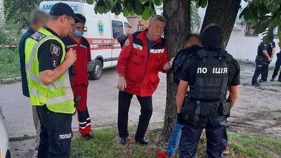 У Черкасах стріляв на подвір'ї місцевої жительки. Його затримали У Черкасах стріляв на подвір'ї місцевої жительки. Його затримали