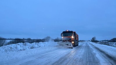 Траси на Чернігівщині після снігопаду розчищає спецтехніка: використали 750 тонн суміші