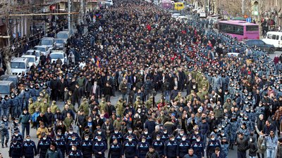 Протести у Вірменії: ЄС просить утримуватися від ескалації, а Пашинян звернувся до військових Протести у Вірменії: ЄС просить утримуватися від ескалації, а Пашинян звернувся до військових