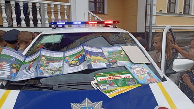 Безпечні канікули – в Житомирі поліцейські нагадали дітям про правила поведінки на дорозі та на воді Безпечні канікули – в Житомирі поліцейські нагадали дітям про правила поведінки на дорозі та на воді