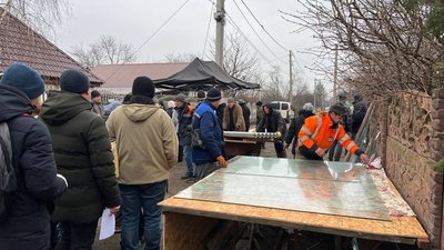 Досі знаходять уламки на власних подвір`ях: жителі Кривого Рогу долають наслідки ракетної атаки Досі знаходять уламки на власних подвір`ях: жителі Кривого Рогу долають наслідки ракетної атаки