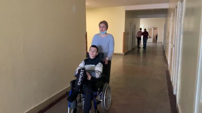 Львівські хірурги прооперували хлопця із захворюванням схожим на параліч