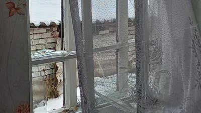 Майже сотня розбитих вікон та зруйнований дах. Мешканці села на Сумщині розказали, як росіяни обстріляли школу