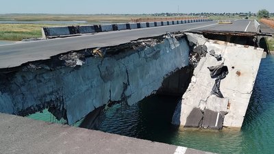 Рух із Генічеська на Арабатську стрілку тимчасово закрили після вибухів