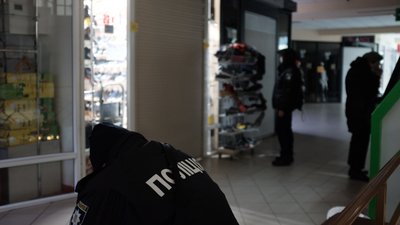 Десятки поліцейських. У торговому центрі в Чернівцях проводять "карантинний" рейд Десятки поліцейських. У торговому центрі в Чернівцях проводять "карантинний" рейд