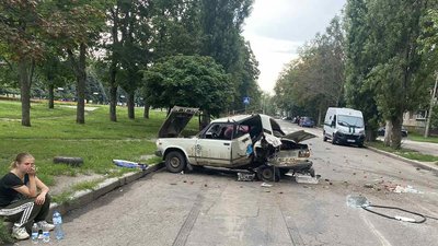 У Харкові водій легковика врізався у дві автівки: є травмовані