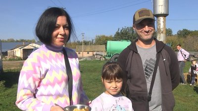 Частування та кінна прогулянка: на Волині для дітей-переселенців із батьками організували свято Частування та кінна прогулянка: на Волині для дітей-переселенців із батьками організували свято