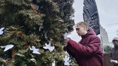 Плине кача: згадуємо розстріли на Майдані. У Хмельницькому відбулась тиха акція Плине кача: згадуємо розстріли на Майдані. У Хмельницькому відбулась тиха акція