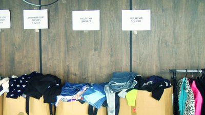 Підбирає одяг за кольором, розміром та віком: переселенка з Харкова працює стилісткою у волонтерському центрі Підбирає одяг за кольором, розміром та віком: переселенка з Харкова працює стилісткою у волонтерському центрі
