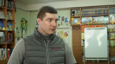 Забезпечуватимуть електропостачанням протягом 20 годин: на даху чернігівської школи №33 встановили сонячні панелі Забезпечуватимуть електропостачанням протягом 20 годин: на даху чернігівської школи №33 встановили сонячні панелі