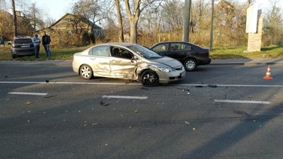 На виїзді з Рівного зіткнулися три автомобілі. Що відомо