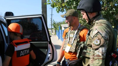 На Херсонщині евакуювали жінку з трьома дітьми та кошеням На Херсонщині евакуювали жінку з трьома дітьми та кошеням