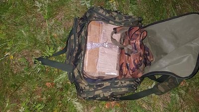 На Харківщині контрабандист викинув товар зі своїми документами та номером телефону На Харківщині контрабандист викинув товар зі своїми документами та номером телефону