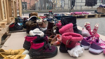 У Тернополі переселенцям безкоштовно роздавали дитячі речі У Тернополі переселенцям безкоштовно роздавали дитячі речі