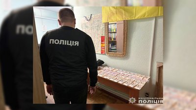 Вимагали хабар у директора підприємства з Чернігівщини: поліцейський та вилучені кошти під час затримання