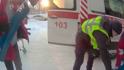 Упав з балкона у Чернігові Патрульні допомагають транспортувати чоловіка