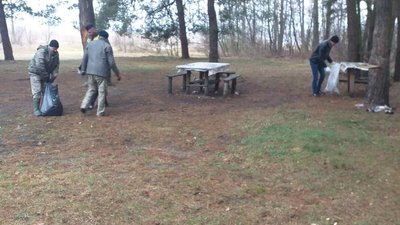 Працівники Волинської рибоохорони прибирали сміття після відпочивальників