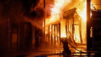книжковий ринок на Почайній у Києві горить після російського обстрілу 16 серпня 2026