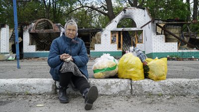 Пенсіонерка зі своїм крамом одразу після евакуації з щойно деокупованого селища Руська Лозова. Під час евакуації колонна з волонтерами та мирними жителями потрапила під мінометний обстріл. Харків, 2 травня 2022 року Пенсіонерка зі своїм крамом одразу після евакуації з щойно деокупованого селища Руська Лозова. Під час евакуації колонна з волонтерами та мирними жителями потрапила під мінометний обстріл. Харків, 2 травня 2022 року