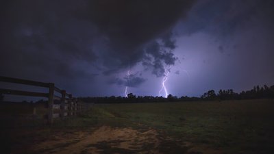 "Жовтий" рівень небезпечності: на Черкащині прогнозують грози та шквали