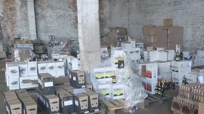 Житомирські правоохоронці вилучили нелегальні 18 тисяч пляшок алкоголю на суму три мільйони гривень