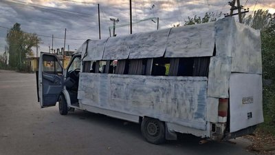 Автобус гуманітарної місії «Проліска» після атаки FPV-дрона РФ