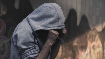 Шприци у під'їзді: що робити, якщо у будинку — наркодилер. Історія з Рівного